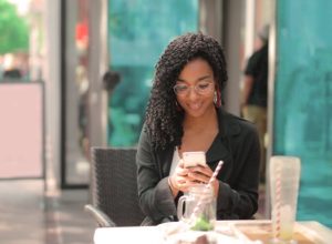 Imagem ilustrativa de interação digital em ambiente cotidiano