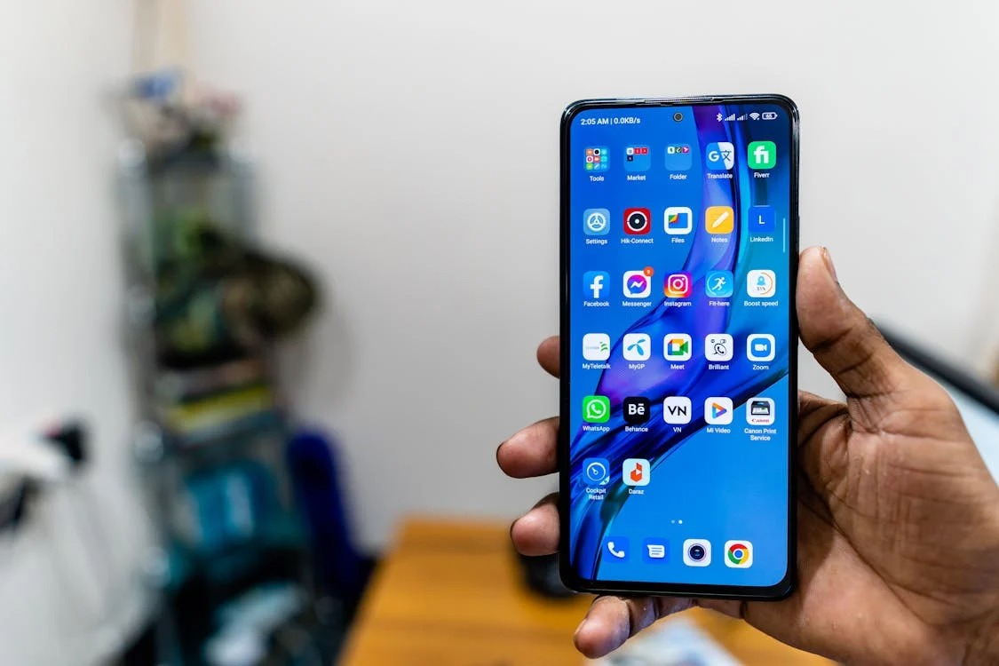 Imagem ilustrativa de celular com redes sociais visíveis na tela